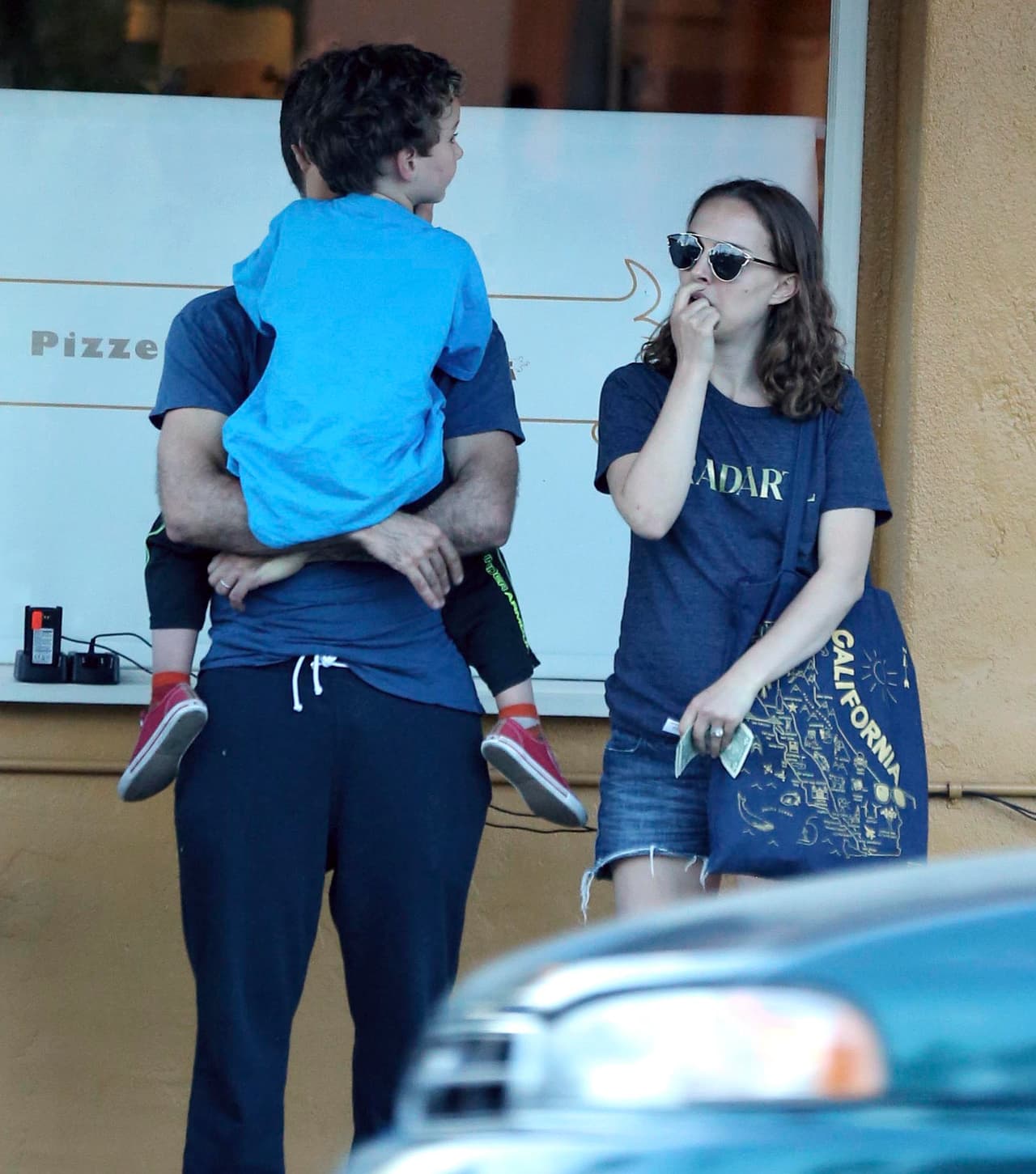 Se cubrió con sus manos.