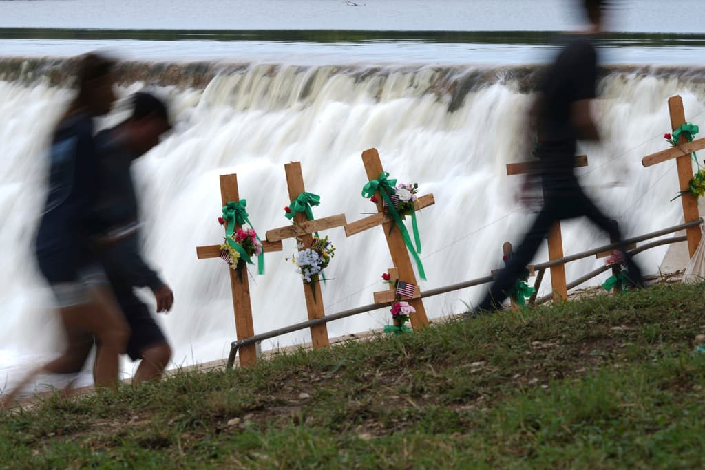 Comenzando la tarde, la corriente del río Guadalupe comenzó a robustecerse, alejando del lugar a quienes pensaron que al dejar de llover, la situación mejoraría.