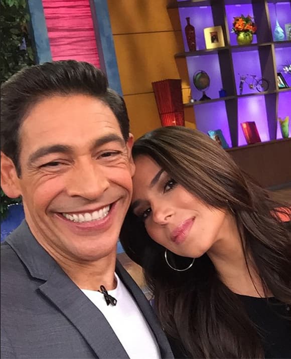 '#buenosdías más que honrado al tener a la bella @roselyn_sanchez en @despiertaamericatv #boriquapower @univision @univisionpr', expresó Johnny. (Junio 5, 2015)