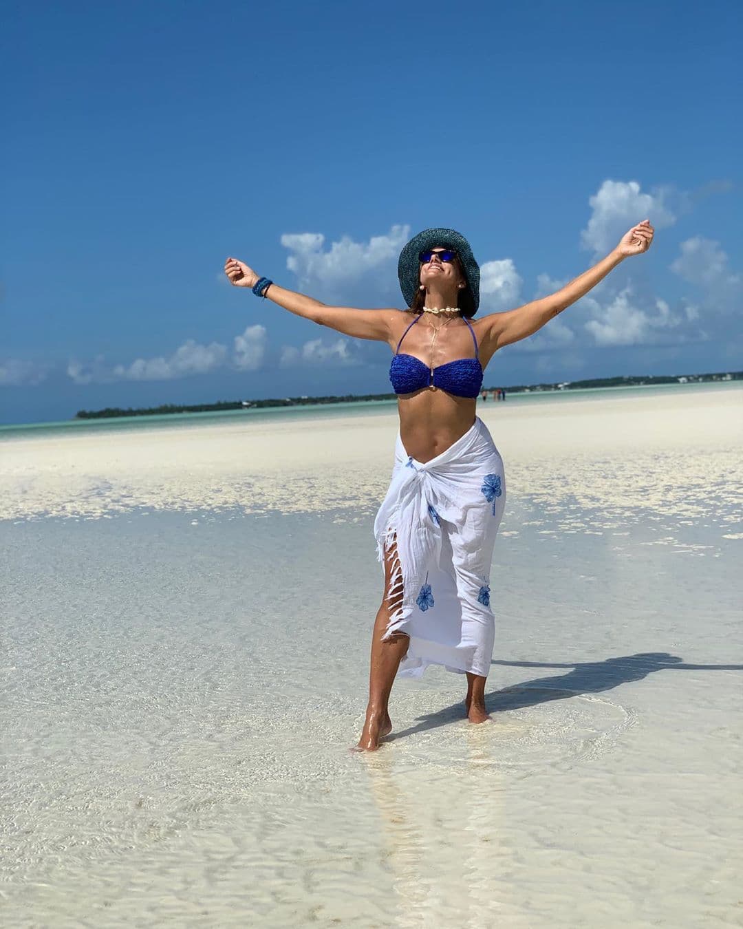 Pero ellos no son los únicos que han compartido imágenes en traje de baño. Lili Estefan también aprovechó el verano para lucir su mejor look de la temporada.