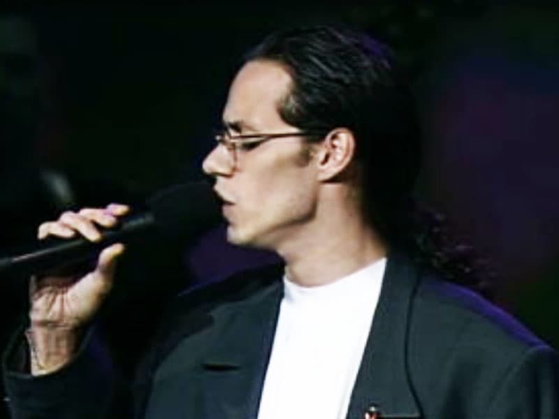 En 1994, Marc Anthony se destapaba como la Revelación del año en la categoría Tropical Salsa. Con el cabello largo, el salsero interpretó el tema 'Hasta que te conocí'.