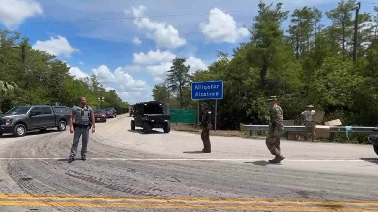 Inmigrantes presentan una demanda por supuestas torturas y tratos inhumanos en 'Alligator Alcatraz'