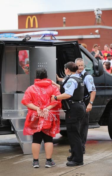 "McDonald's y nuestros franquiciados independientes apoyamos pagar a nuestros valiosos empleados salarios justos en función de un mercado competitivo".