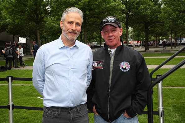 Jon Stewart en esta foto junto a John Feal, fundador de la Fundación FealGood, que apoya la creación del monumento.