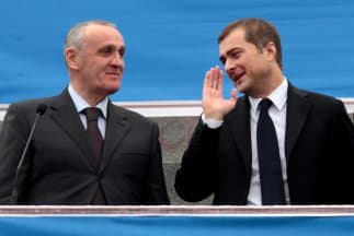 Vladislav Surkov (derecha) declaró que se sentía "cómodo" con las sanciones de EEUU.