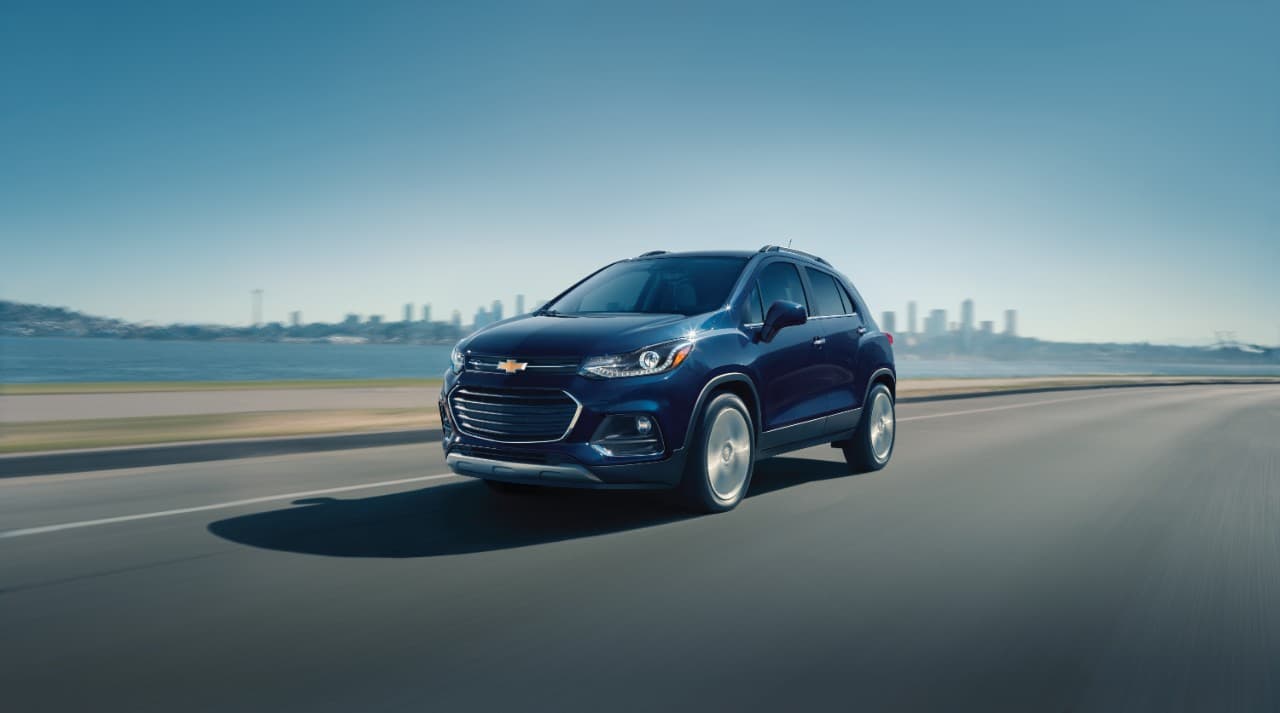 <b>Chevrolet Trax 2018 (Estados Unidos)</b>
<br>Precio: desde 21,000 dólares
<br>Motor: Ecotec 1.4 litros, 138 hp
<br>Bolsas de seguridad: 10 (delanteras, rodillas conductor y copiloto, laterales para las dos filas de asientos, tipo cortina)
<br>Asistencias: Frenos de disco delanteros, de tambor trasero, ABS, sistema de control de estabilidad StabiliTrak