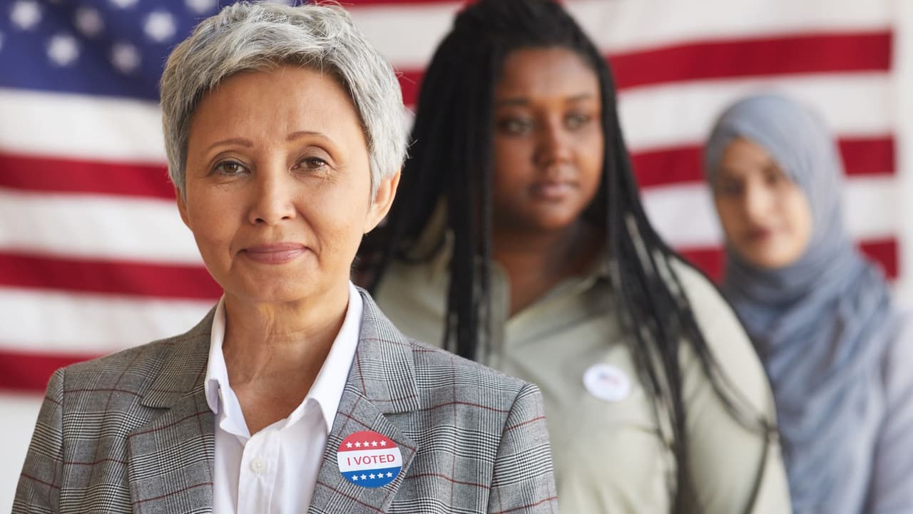 Una pluralidad de encuestados también se puso del lado de los demócratas en cuestiones de
<b> integridad electoral</b>, 
<b>pequeñas empresas, emprendimiento</b> y, en términos generales, "
<i>El sueño americano"</i>.