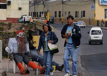 El árbol también ha procurado unos ingresos adicionales a sus creadores, pues muchos pasan y les regalan un billete, aunque esa no es la motivación principal. "Hacemos el árbol más por conservar la tradición, porque la emoción de la Navidad es para los niños", dijo el indigente.