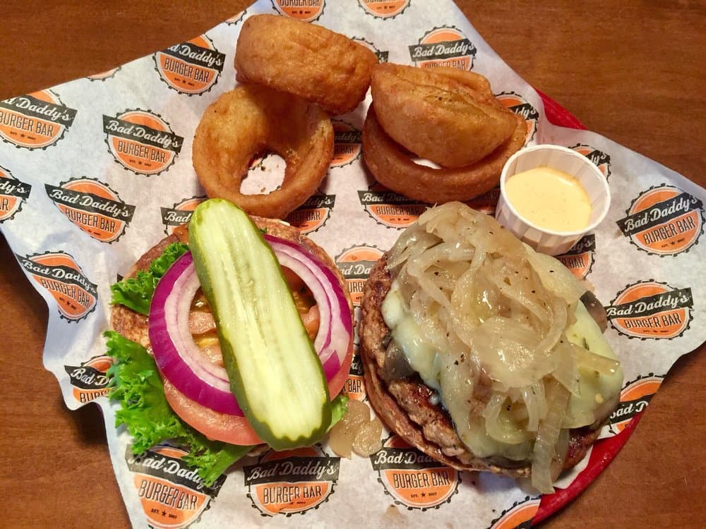 <b>Bad Daddy's Burger Bar</b>
<br>111 Seaboard Ave Raleigh, NC 27604
<br>Teléfono: (984) 263-5798
<br>Sitio web:
<a href="https://baddaddysburgerbar.com">https://baddaddysburgerbar.com</a>
<br>
<a href="https://www.yelp.com/map/bad-daddys-burger-bar-raleigh-raleigh">Cómo llegar</a>
<br>
<br>Se promocionan así: “¿Quieres una hamburguesa con actitud? Bad Daddy's Burger Bar es el lugar para conseguirla. Cuenta con una línea de hamburguesas inspiradas en chefs, ensaladas picadas y una fabulosa selección de cervezas locales de Carolina del Norte”.