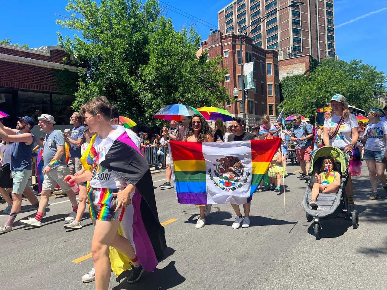 Orgullo gay Chicago desfile 2022. La comunidad mexicana también brindó su apoyo a la comunidad LGBTQ+