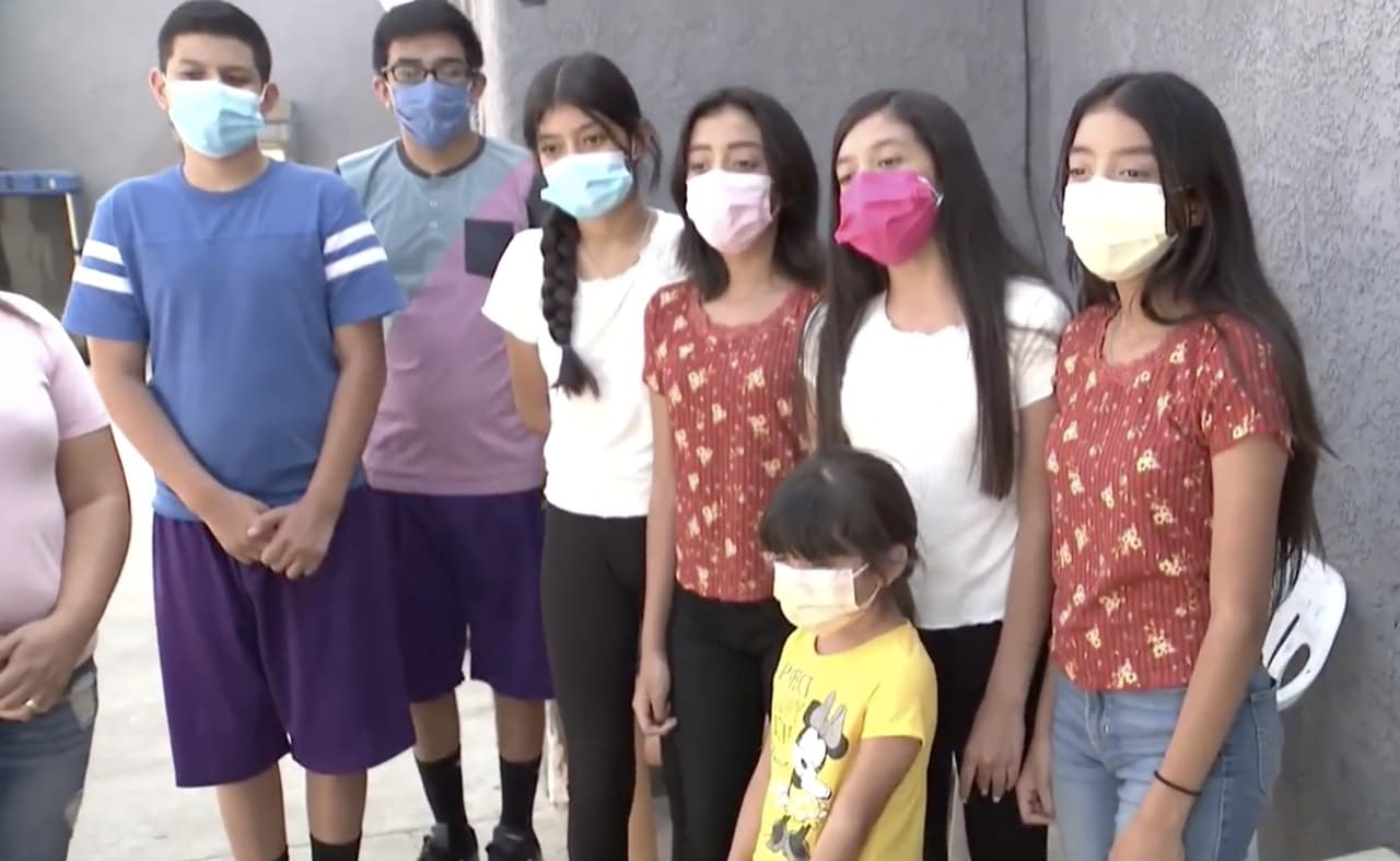 "
<b><a href="https://www.univision.com/local/los-angeles-kmex/no-esperaba-tanta-ayuda-familia-hispana-de-13-personas-que-vive-en-su-carro-pudo-pasar-la-noche-bajo-techo-tras-desalojo">No esperaba tanta ayuda, tanta gente buena</a>. </b>Yo sé que existe, que tal vez ha pasado por alguna situación y es la que más ayuda", dijo Irma Esparza, una madre que fue desalojada junto a su esposo, diez hijos y su pequeña nieta.