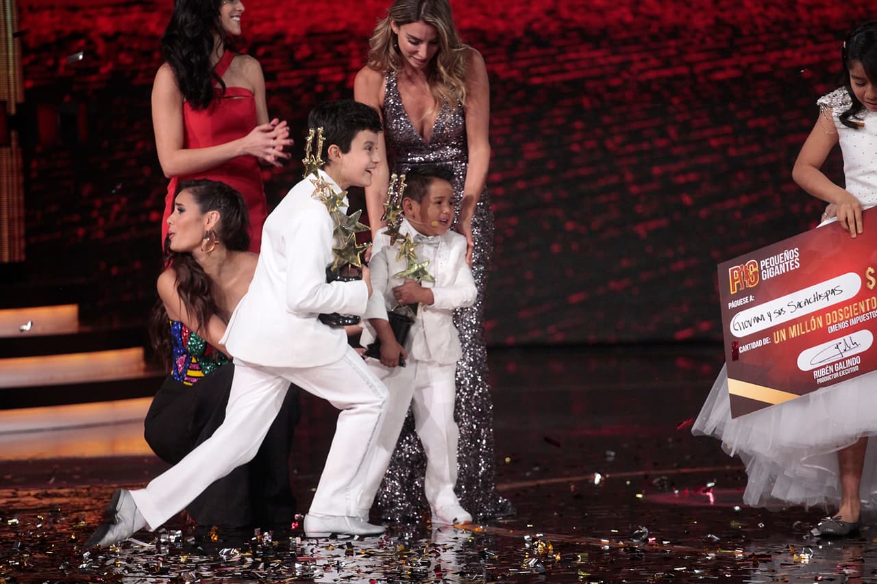 Yamil y Giovani fueron los más emocionados con su premio: corrían de un lado a otro del escenario.