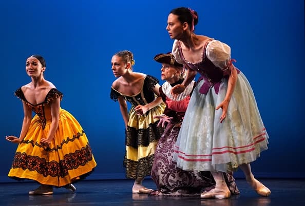 El Joyce Theater, por su parte, se describe como un teatro que "ha ganado una merecida reputación internacional por cultivar y honrar a artistas emergentes y establecidos cuyo trabajo representa una amplia gama de intereses estéticos".