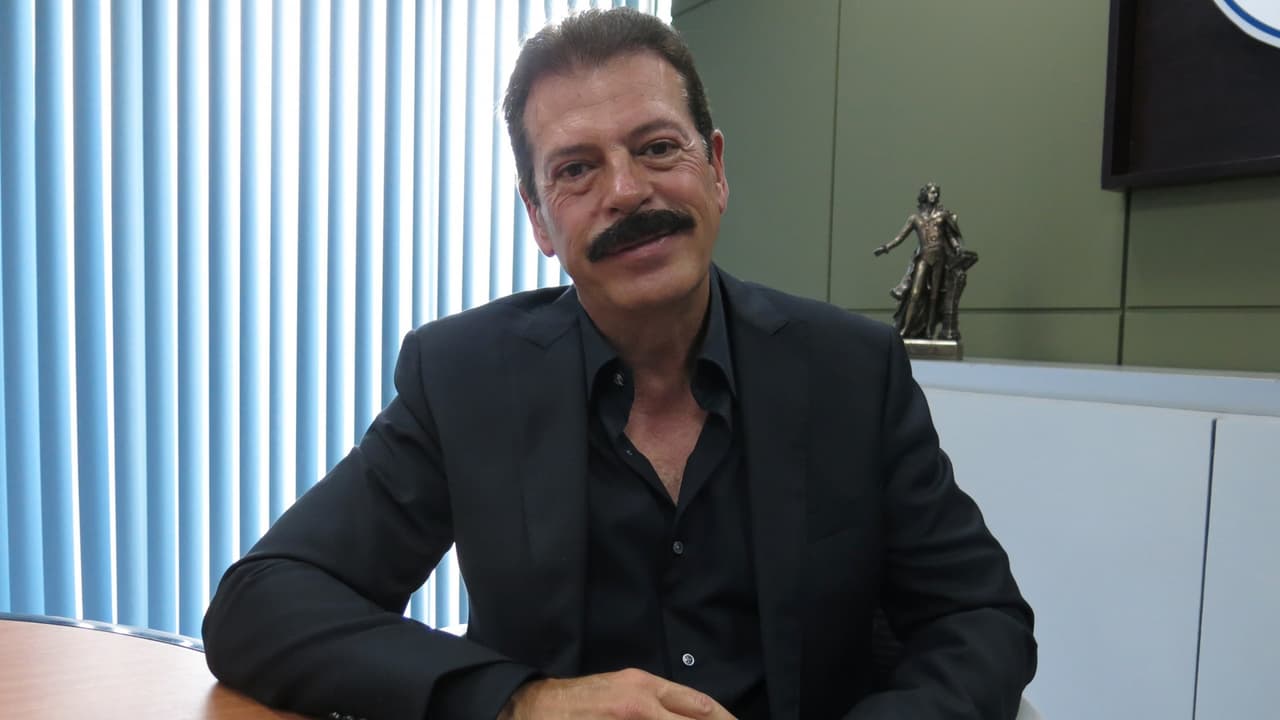 El actor mexicano, quien este 2021 regresó a la pantalla chica mexicana en la telenovela '
<b><a href="https://www.univision.com/shows/disenando-tu-amor/elenco-disenando-tu-amor-personajes-actores-gala-montes-juan-diego-covarrubias">Diseñando tu amor</a></b>', dijo en entrevista para TVyNovelas que "no quería ser villano", pero fue la productora 
<b>Carla Estrada quien lo motivó a darle un giro a su carrera</b>.