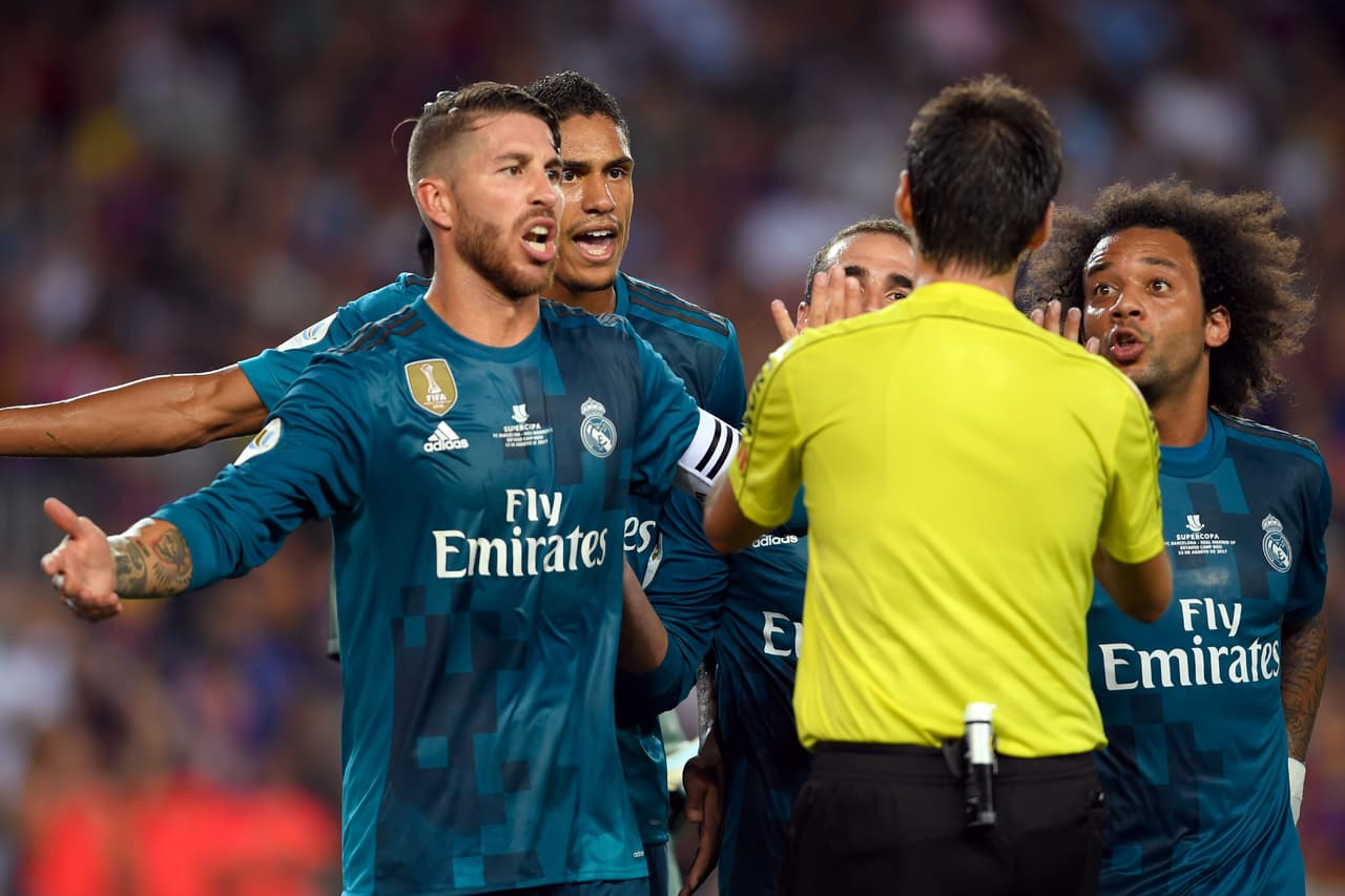 Sobre el minuto 76, una aparente falta de Keylor sobre Suárez fue decretada como penal, pese a la protesta de todo el equipo madridista.