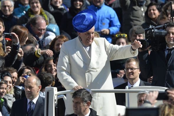 Un peregrino lanza un sombrero azul al paso del papamóvil en Roma.