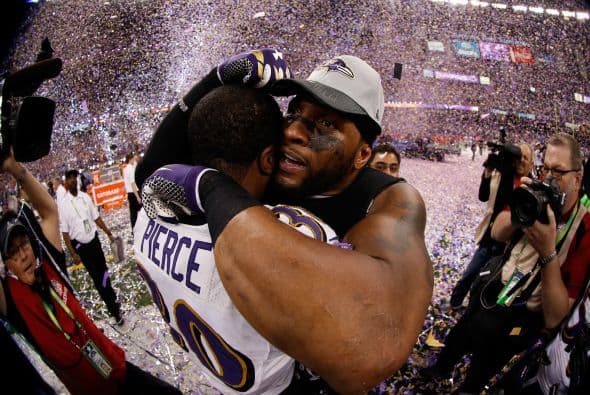 La gran fiesta deportiva del año en Estados Unidos, el Super Bowl de la Liga Nacional de Fútbol Americano (NFL), en su cuadragésima séptima edición, ya forma parte de la historia con los Ravens de Baltimore como nuevos campeones al vencer por 34-31 a los 49ers de San Francisco. Los pronósticos se cumplieron, los Ravens llegaron al Mercedes-Benz Super Dome de Nueva Orleans con el mejor mariscal de campo del momento, Joe Flacco, y la mejor defensa de la NFL, ambos factores se hicieron presentes en los momentos decisivos que hicieron posible el triunfo y el conseguir el segundo trofeo Vince Lombardi en la historia de la franquicia de Baltimore. Flacco, de 28 años, fue el líder perfecto en la primera parte al conseguir tres pases de anotación, que lo dejaron como el sexto mariscal que lo consigue en la historia del Super Bowl y una ventaja parcial de 21-6 al descanso que sería decisiva. El safety Ed Reed, nativo de New Orleans, empataría la mejor marca de la fase final de la NFL con nueve robos aéreos, mientras que Kaepernick quedaría con la mancha de la interceptación que sufrió. Antes que se diese el ya histórico apagón, el primero en un Super Bowl, el receptor abierto Jacoby Jones también quiso entrar en los libros de las marcas al conseguir nada más comenzar el tercer periodo al regresar 108 yardas de "touchdown" una devolución de balón, la mejor de todos los tiempos. Kaepernick y los 49ers vivieron los momentos estelares del partido al conseguir 23 puntos en menos de 13 minutos, 17 fueron consecutivos. Lewis, no brilló como en el primer Super Bowl del 2001 cuando ganó el premio de Jugador Más Valioso (MVP), que esta vez le fue con todos los honores a Flacco, al completar 22 de 33 pases para 287 yardas, sin interceptaciones, pero hizo seis derribos y cuatro fueron "placajes" solitarios. Suficientes para que los Ravens lograsen el segundo trofeo Vince Lombardi en su historia y Lewis pudiese cerrar con broche de oro su legado de 17 temporadas brillantes dentro de la competición de la NFL. Mientras que la revelación de la temporada Kaepernick confirmó que es un mariscal muy especial, lleno de energía, que corre como nadie, que tiene un dinamismo único, pero que todavía no pudo emular a los legendarios Montana y Young, que lo precedieron al frente de los 49ers en los cinco Super Bowls que disputaron y que consiguieron ganar. Los jugadores de los 49er, encabezados por el corredor Frank Gore insistieron que su equipo fue mejor como conjunto que los Ravens se aprovecharon de acciones aisladas. Pero el marcador final estableció que los ganadores fueron los Ravens, por eso dos hermanos, John y Jim Harbaugh, los primeros en la historia de la NFL que dirigieron a los equipos que disputaron un título de Super Bowl, al concluir el partido fueron al encuentro y se dieron un gran abrazo.