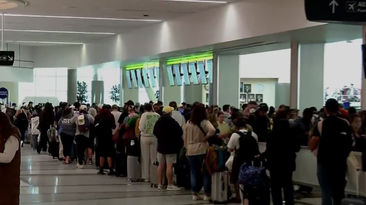 Se registran largas filas en aeropuertos de Houston: ¿a qué se debe?