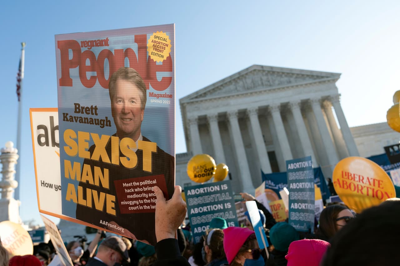 <b>“El hombre más sexista”</b>, se lee en este cartel con la fotografía del juez conservador Brett Kavanaugh, nominado por Trump. 
<br>
<br>La administración de Joe Biden insiste en que la Corte Suprema ha sostenido constantemente que la Constitución garantiza el derecho de la mujer a optar por un aborto antes del punto de viabilidad.
<br>