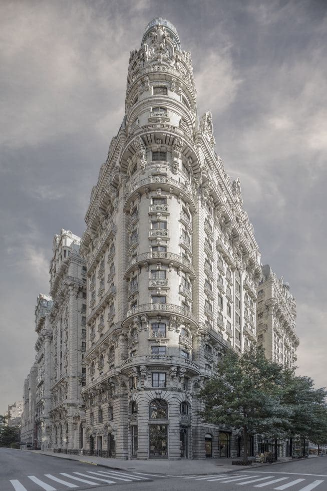 <b>The Ansonia</b>
<br>El Nueva York de Yankus es una utopía donde las fachadas de los edificios están conservadas a la perfección y no hay rastro de los puestos de comida rápida, restos de basura o autos contaminantes. “Los edificios son como los árboles", 
<a href="http://www.slate.com/blogs/behold/2016/09/21/marc_yankus_s_the_secret_lives_of_buildings_takes_a_different_look_at_new.html?wpsrc=sh_all_dt_tw_top">comenta en Slate</a>. "Son silenciosos. Son altos. Están alrededor de ti y son testigos de las cosas. Si tuvieran conciencia habrían visto todas estas vidas distintas; gente que muere, gente que entra, son todos estos cambios de los edificios históricos".
<br>