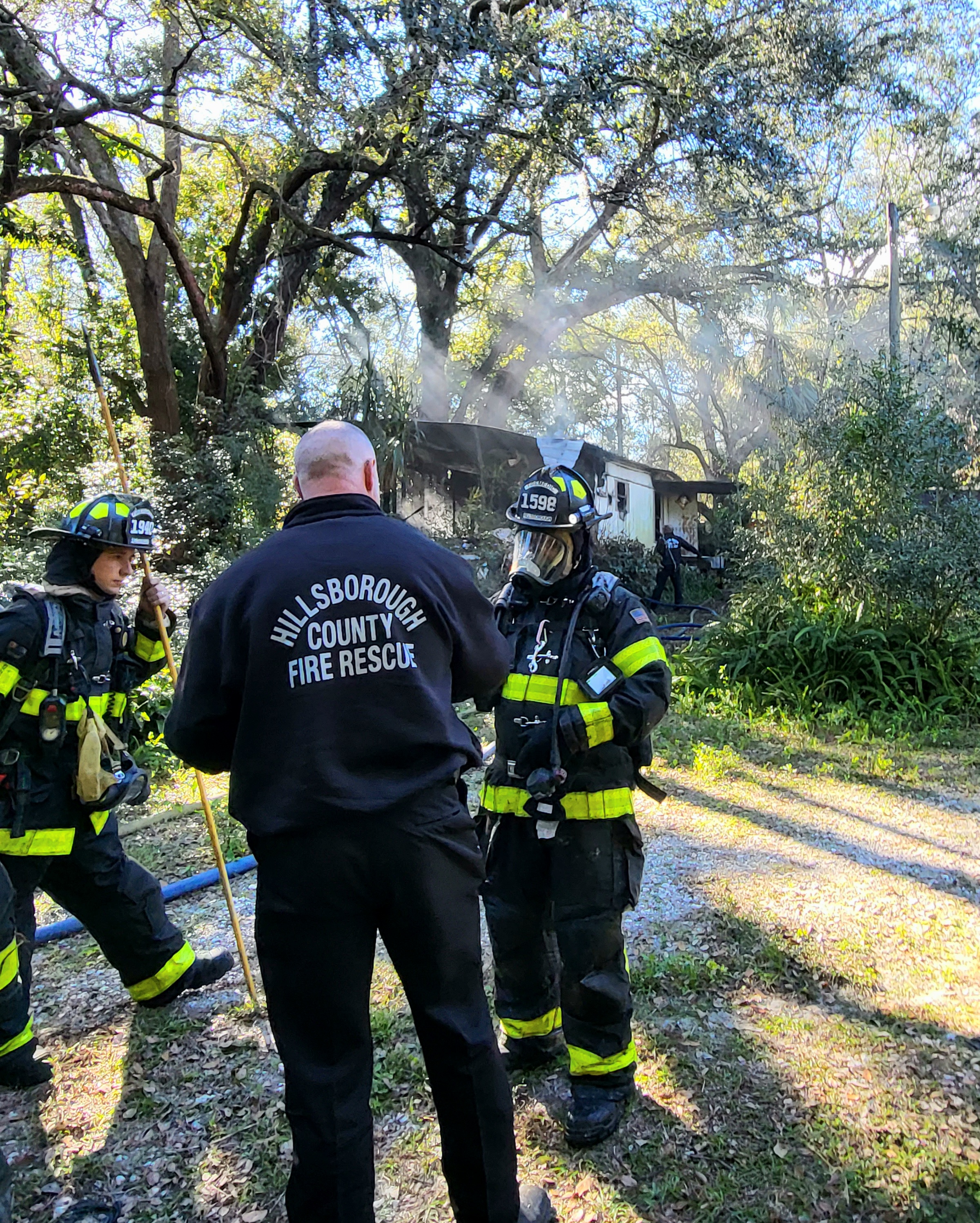 Bomberos del condado Hillsborough acudieron al lugar para sofocar las llamas.
<br>
