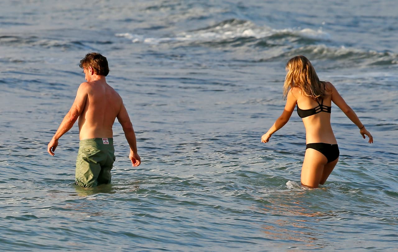 Leila le lleva ni más ni menos que 32 años al actor de 56.