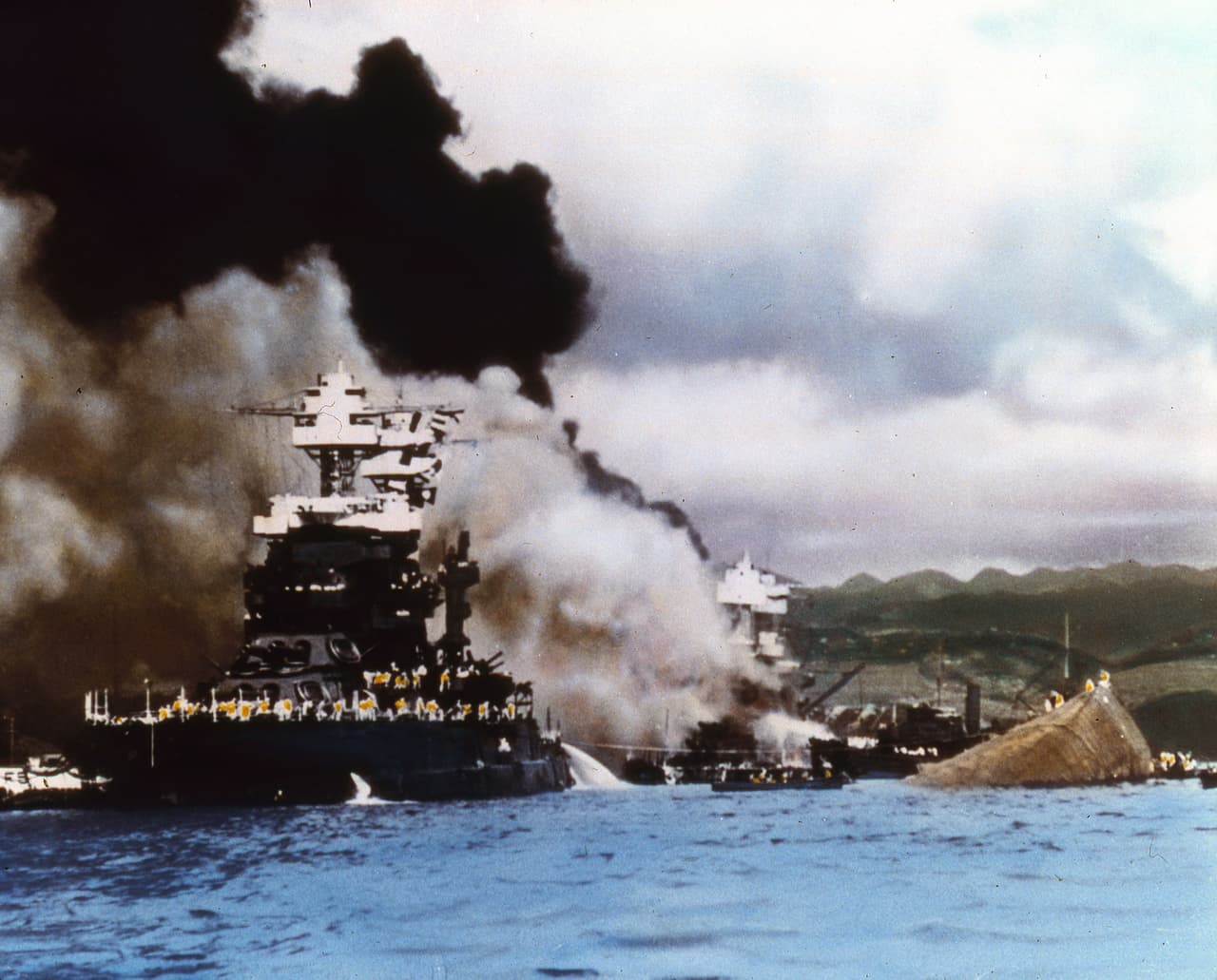 El acorazado USS Maryland (izquierda) sobrevivió mientras que el USS Oklahoma (derecha), al que estaba conectado por una pasarela, se volcó durante el ataque.