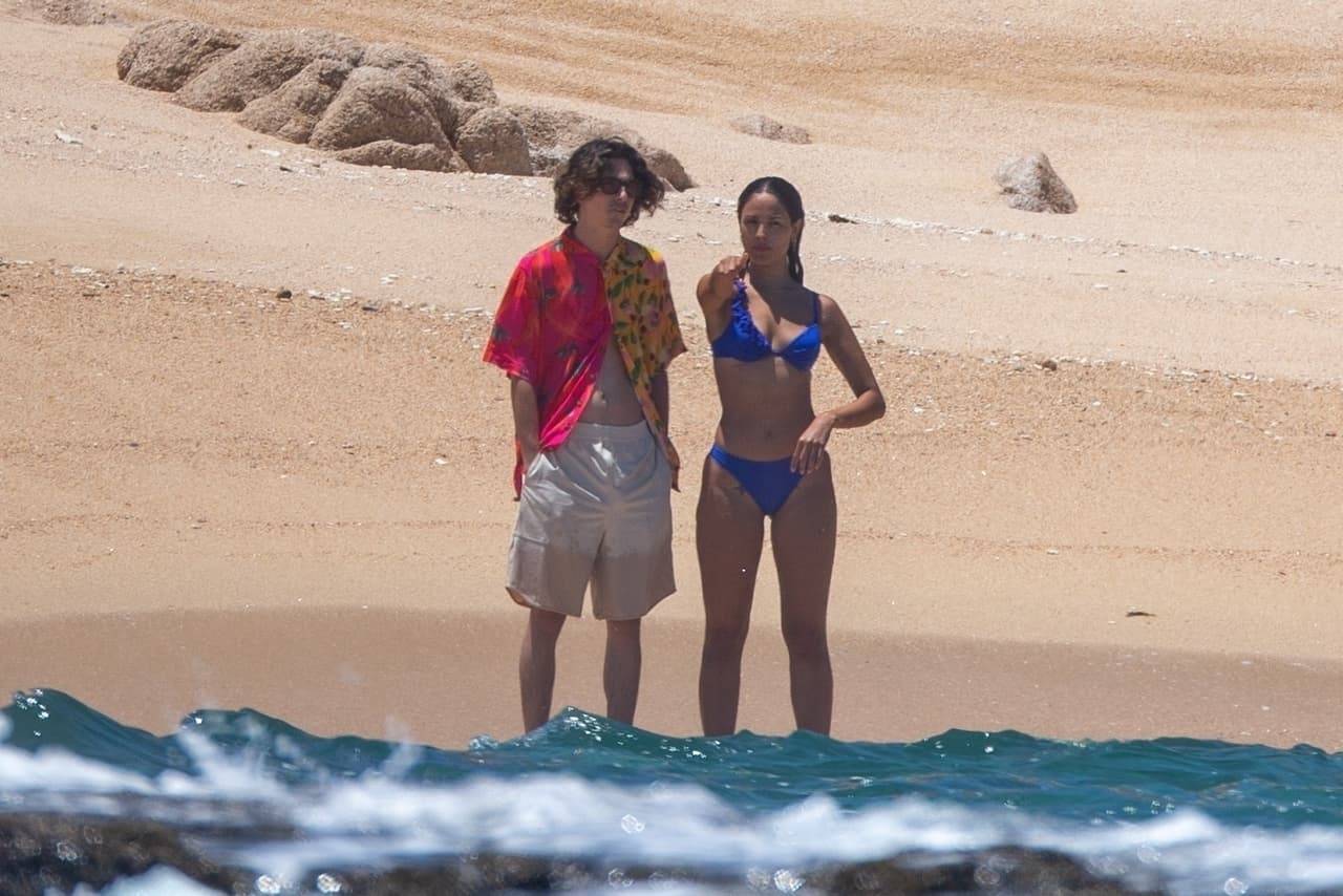 Eiza lució un bikini azul, mientras Timothée vestía un short beige y una camisa colorida.
<br>