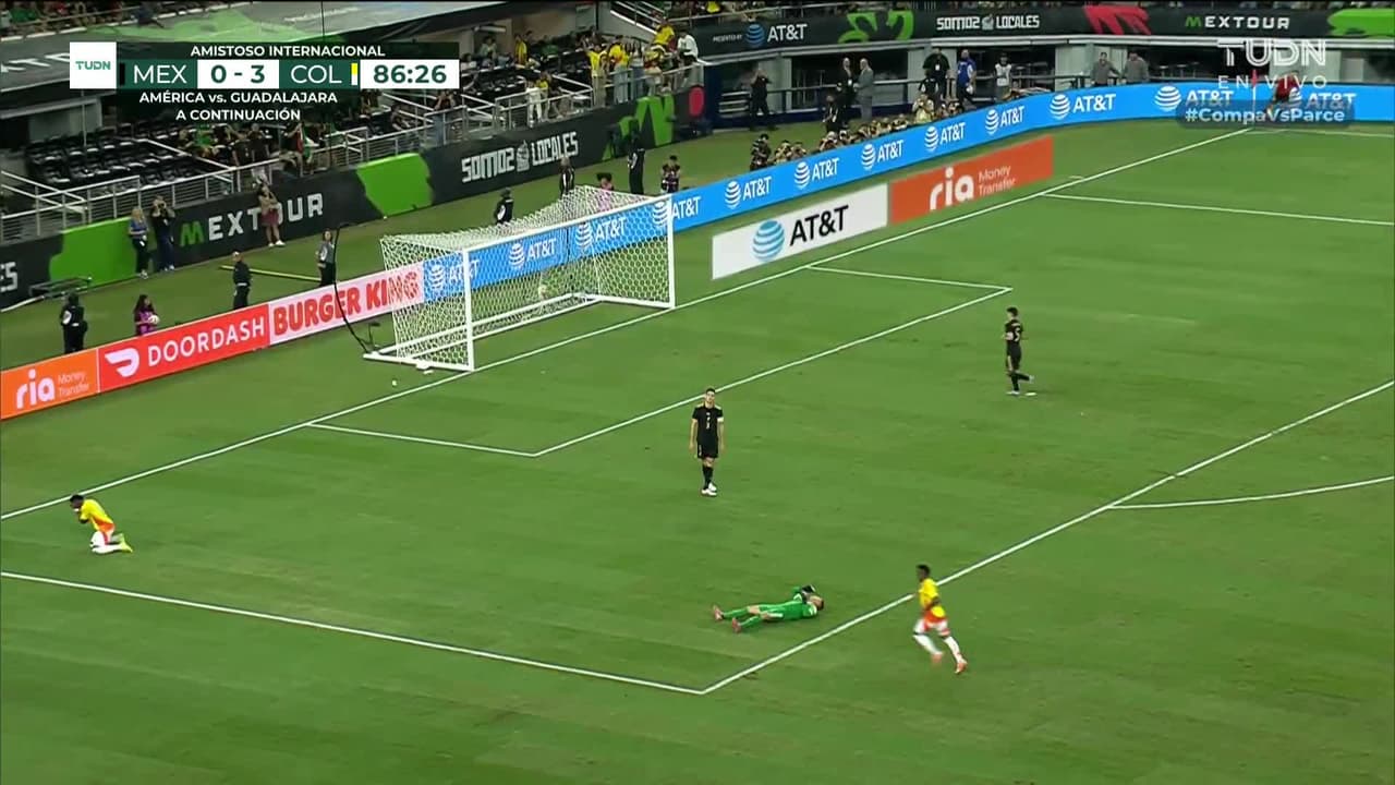 ¡GOL!  anota para Colombia. Johan Carbonero