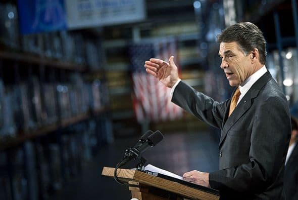 11. Más momentos bíblicos de Perry: “Pienso que en Estados Unidos de vez en cuando tenemos que pasar por momentos difíciles. Y creo que estamos pasando por esos momentos difíciles a propósito, para regresar a esos principios bíblicos de no gastar todo el dinero. Uno trabaja duro durante seis años y el séptimo año lo guardas en un almacén para que te sirva durante los tiempos difíciles (…) Sin pedirle al Faraón dar todo a todo el mundo y cuidar a la gente porque al fin de cuentas, es una esclavitud, nos convertimos en esclavos del gobierno".