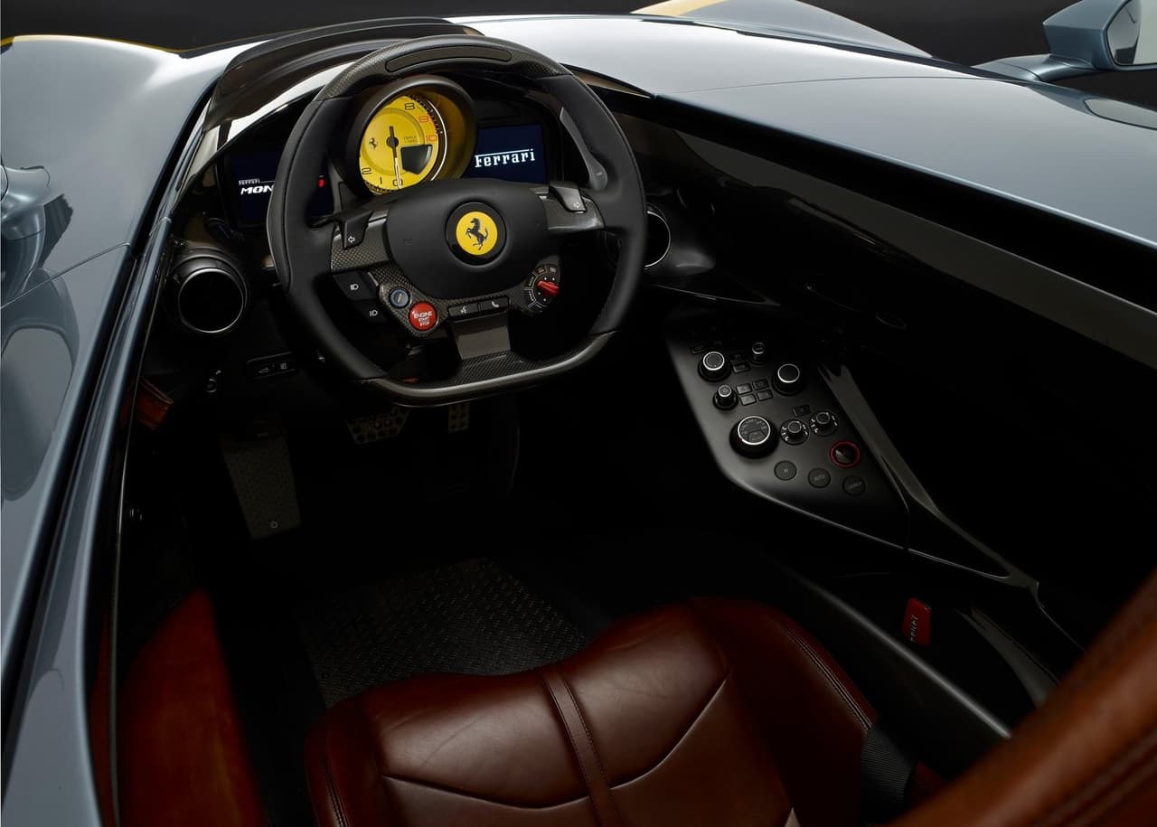 Al igual que en los bólidos de carreras, Ferrari hizo uso extensivo de fibra de carbono para que el SP1 fuera liviano y receptivo, a la vez que mejoraba su atractivo visual. El Monza combina un diseño retro con la tecnología y aerodinámica que usan los modelos modernos.