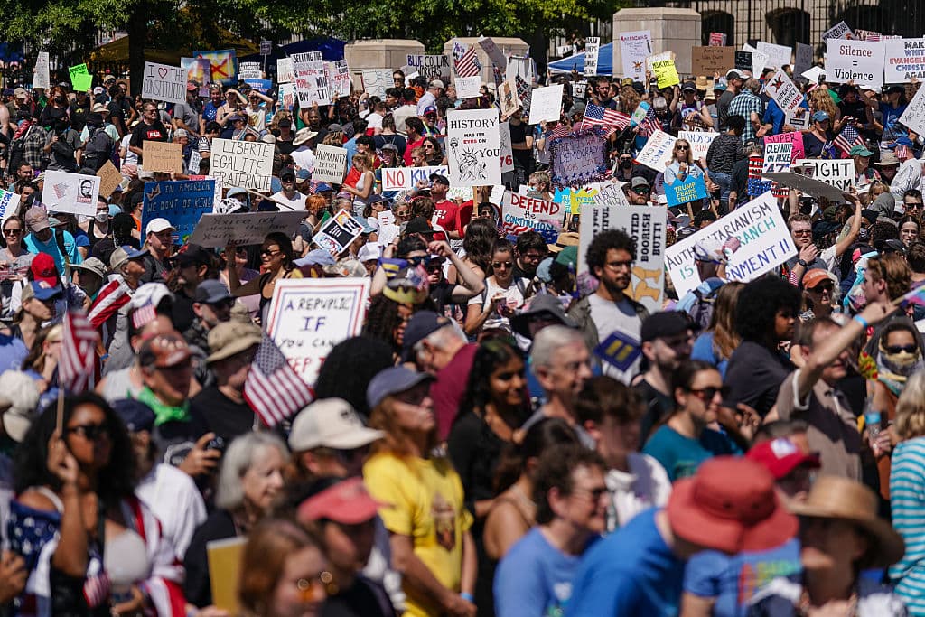 Organizadores acusan a la policía de dividir al movimiento; autoridades dicen que actuaron para mantener el orden y castigar delitos.