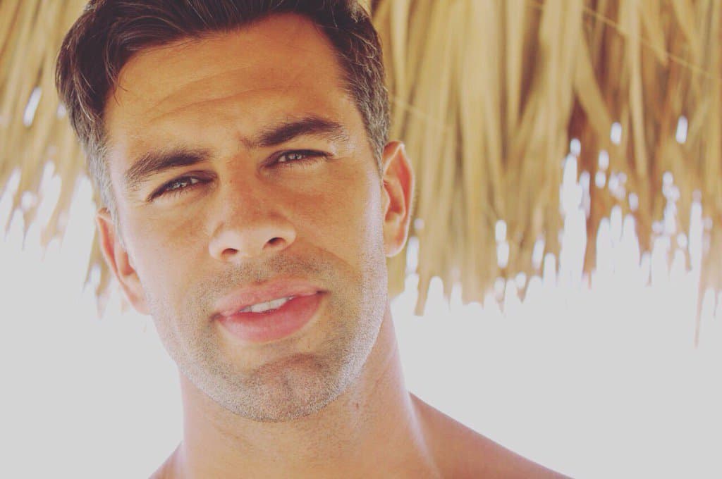 “Yo nunca quise ser actor, empezando por ahí. Yo estaba en la fuerza aérea y me quería meter al FBI. Ya tenía planes de salir de la fuerza aérea y como ya había volado, a los 18 conseguí mi licencia y volé solo, pensando que esto me ayudaría a volar aviones de guerra en Estados Unidos”, confesó el actor a la revista 'Hola!'.