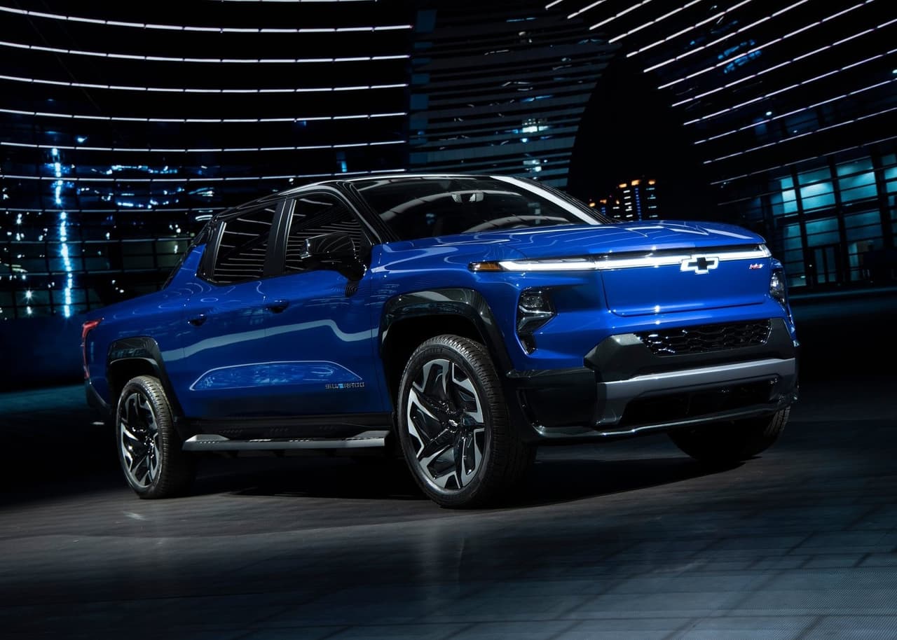 La RST monta dos motores eléctricos, uno en cada eje, que en conjunto producen 664 caballos de fuerza y 780 lb-pie de torque, los que le permiten acelerar de 0 a 60 mph (98 km/h) en menos de 4.5 segundos.