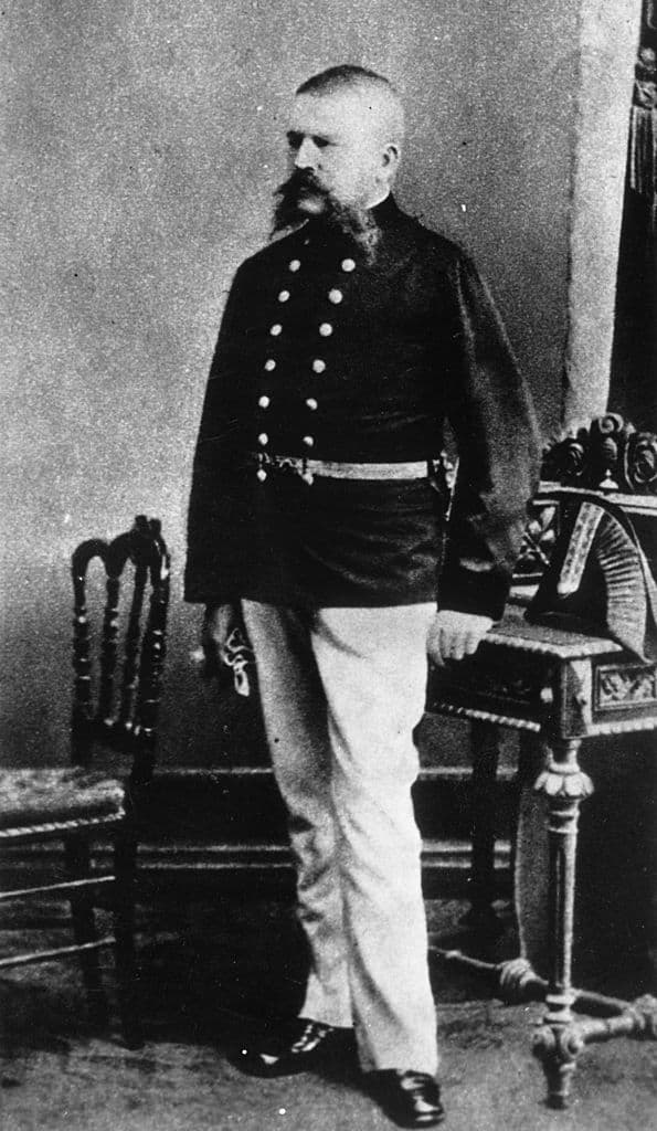 Los orígenes de Alois Hitler
<b>están rodeados de mitos, fabricaciones y conjeturas</b>, cuenta Sandgruber. En buena parte porque su hijo, cuando se hizo poderoso,
<b>buscó "ocultar su propia historia y la de sus padres y antepasados" o "retorcerla en su propio beneficio"</b>. Los nuevos descubrimientos contrastan con las imágenes idealizadas que dibuja Hitler sobre el padre en su obra "Mi lucha". En la imagen, Alois Hitler vistiendo un uniforme militar de veterano austríaco.
<br>