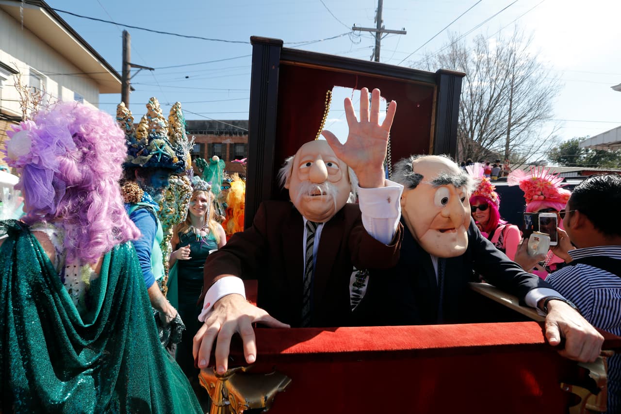 Personajes de la cultura popular como los simpáticos viejitos de los Muppets son recreados en la fiesta.