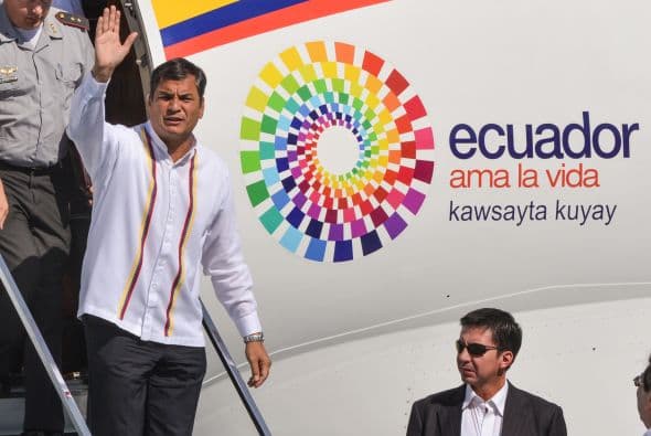 El mandatario ecuatoriano, acompañado por el canciller Ricardo Patiño, fue recibido en el aeropuerto internacional José Martí por el ministro de Relaciones Exteriores de Cuba, Bruno Rodríguez, y el embajador de Quito en La Habana, Edgar Ponce.