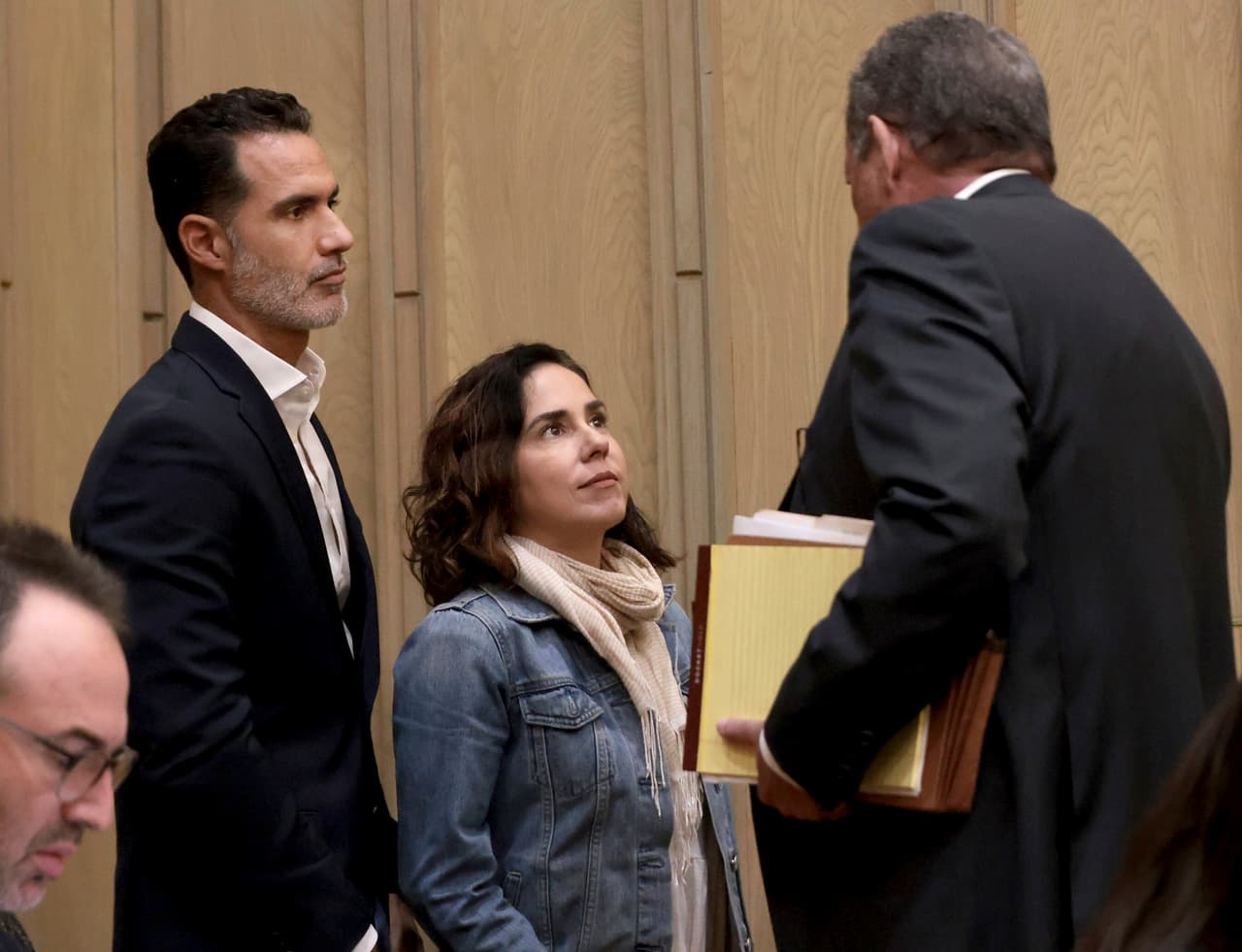 "No podemos dar ninguna declaración, pero gracias.
<b>No se aceptan visitas</b>. Solamente por teléfono", reveló, según las declaraciones que reseñó el diario mexicano El Universal.
<br>