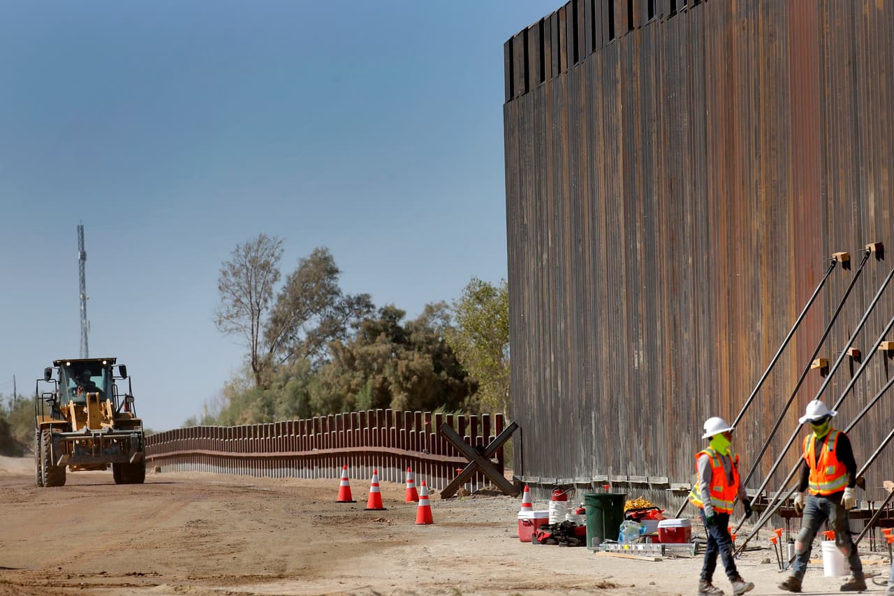 Trabajadores construyen una sección del muro fronterizo a lo largo del río Colorado, en Yuma, Arizona.