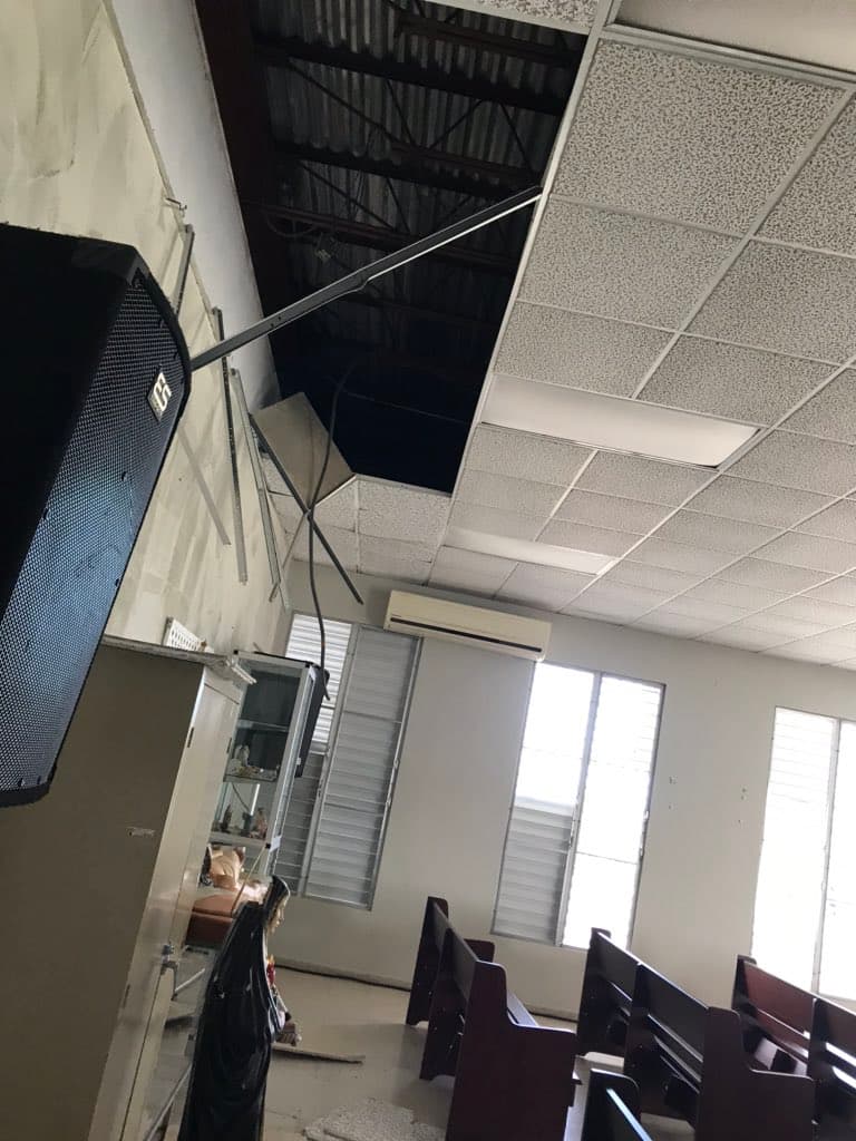 El techo de la Parroquia Santísimo Sacramento en Ponce sufrió daños.