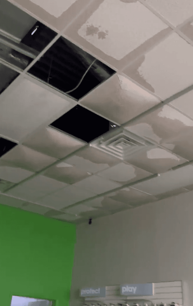 Estas imágenes son de daños en un local de artículos de tecnología en Houston.