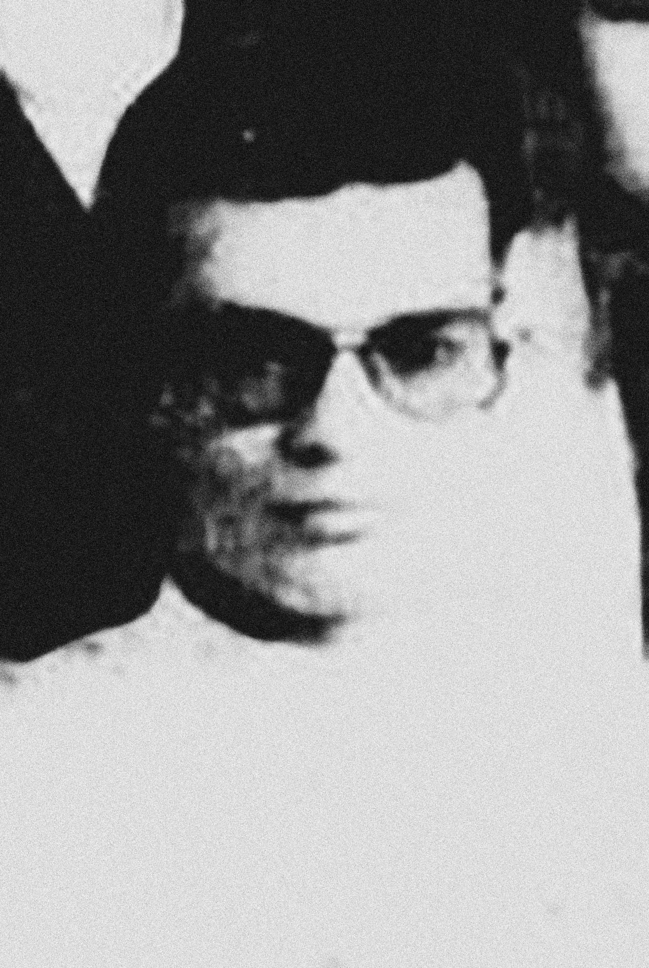 Teniente Robert Paz había crecido en una granja y se unió a los Marines mientras era estudiante de la Universidad Estatal de Michigan (MSU, por sus siglas en inglés), donde estudió zootecnia. "Recuerdo que llegó a la graduación vestido de militar", dijo su profesor de la MSU, David Hawkins, en una entrevista para el sitio web Together We Served, cuyo fin es intentar reconectar a los veteranos.