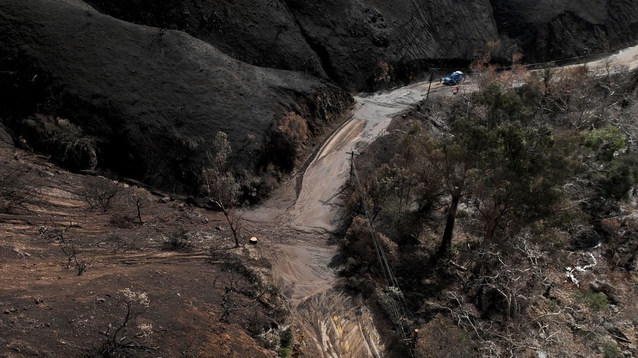 Tormenta invernal en el sur de California: lluvias apagan incendios, pero causan deslaves y cierres