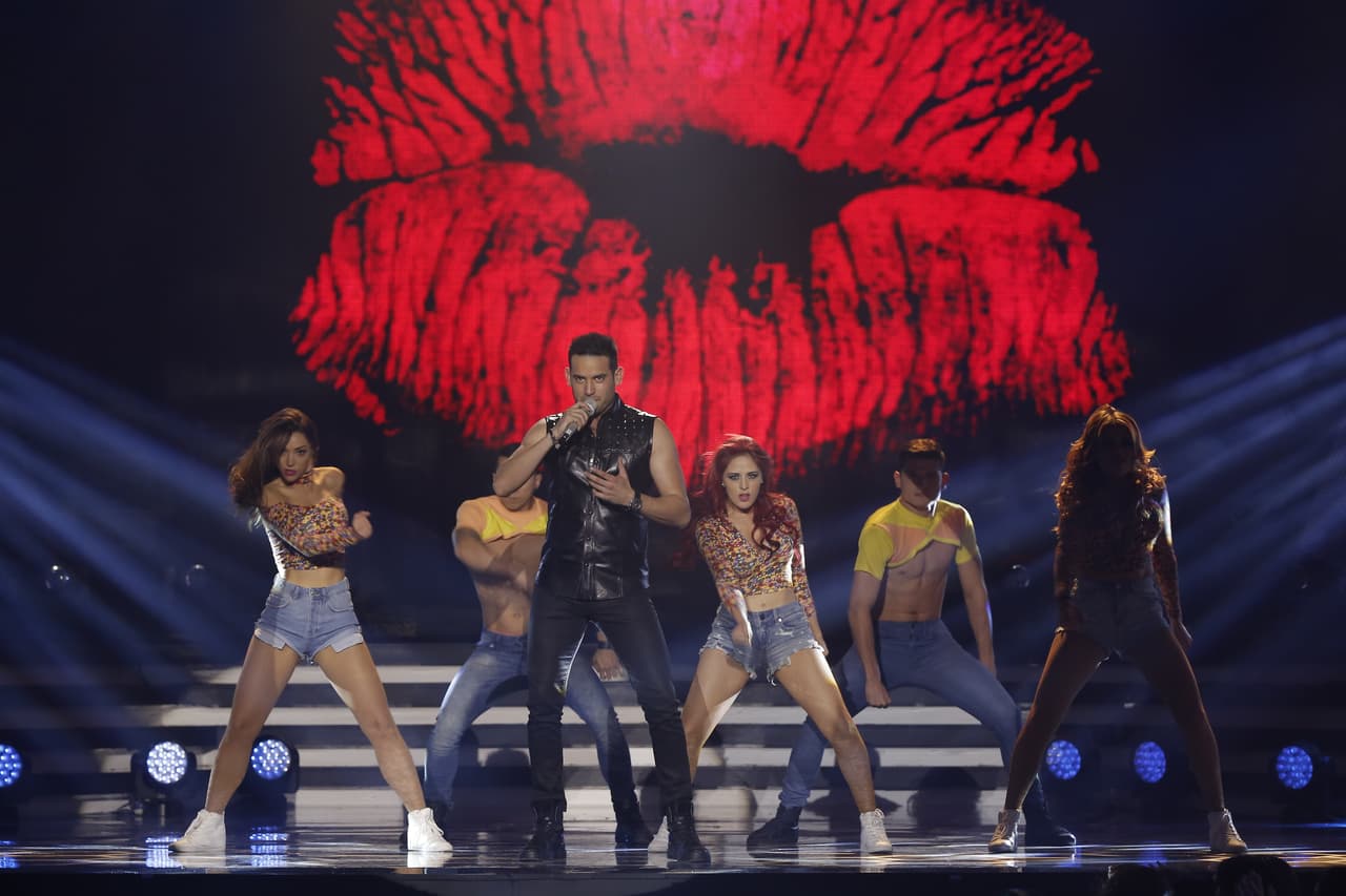 Luis Alberto se mostró muy sensual bailando y cantando 'La Mordidita'.