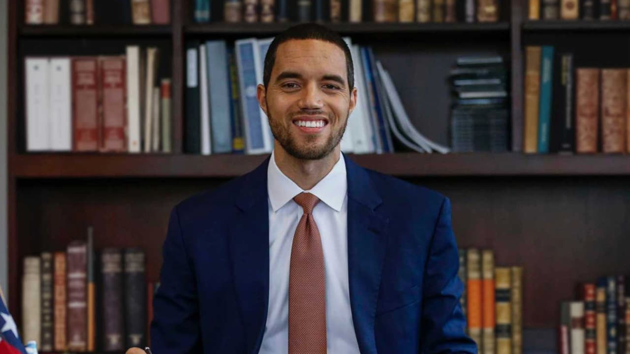 El demócrata Chris Hollins gana la elección y será el nuevo contralor de la ciudad de Houston 