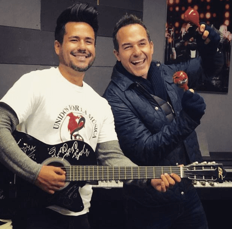 “Como dice la canción: ¡Tú la guitarra y yo maracas!”: Carlos Calderón conoció al presidente de Unidos por la Música, una asociación que ayuda a la comunidad de San Bernardino enseñando música a jóvenes muy talentosos.
<br>