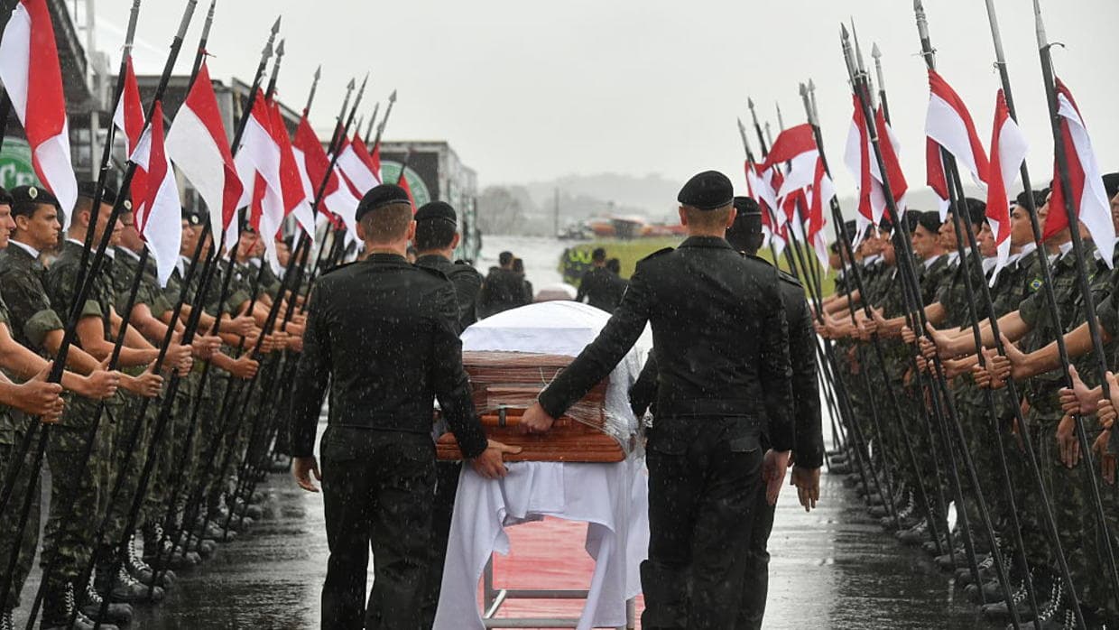 La formación de militares rinde honores a los futbolistas del Chapecoense fallecidos en el accidente aéreo NELSON ALMEIDA/AFP/Getty Images