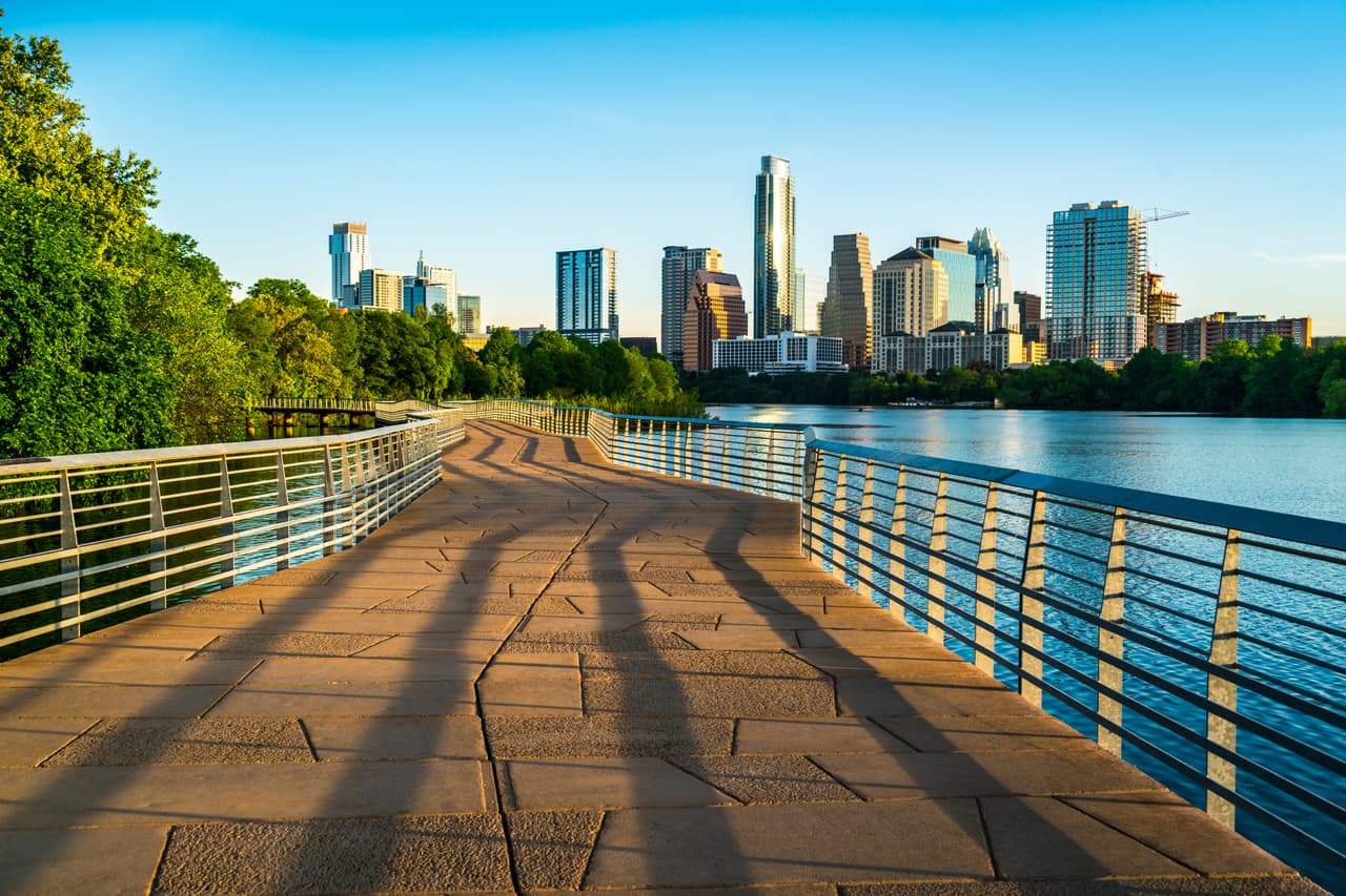 <b>Austin (Texas)</b>
<br>
<br>
<b>Aumento de la tasa de homicidios entre 2020 y 2021: 86%.</b>
<br>
<br>El número de robos fue aproximadamente un 1% más alto en 2021 (396 robos más) que en 2020. Este aumento se desaceleró durante el cuarto trimestre de 2021.
<br>