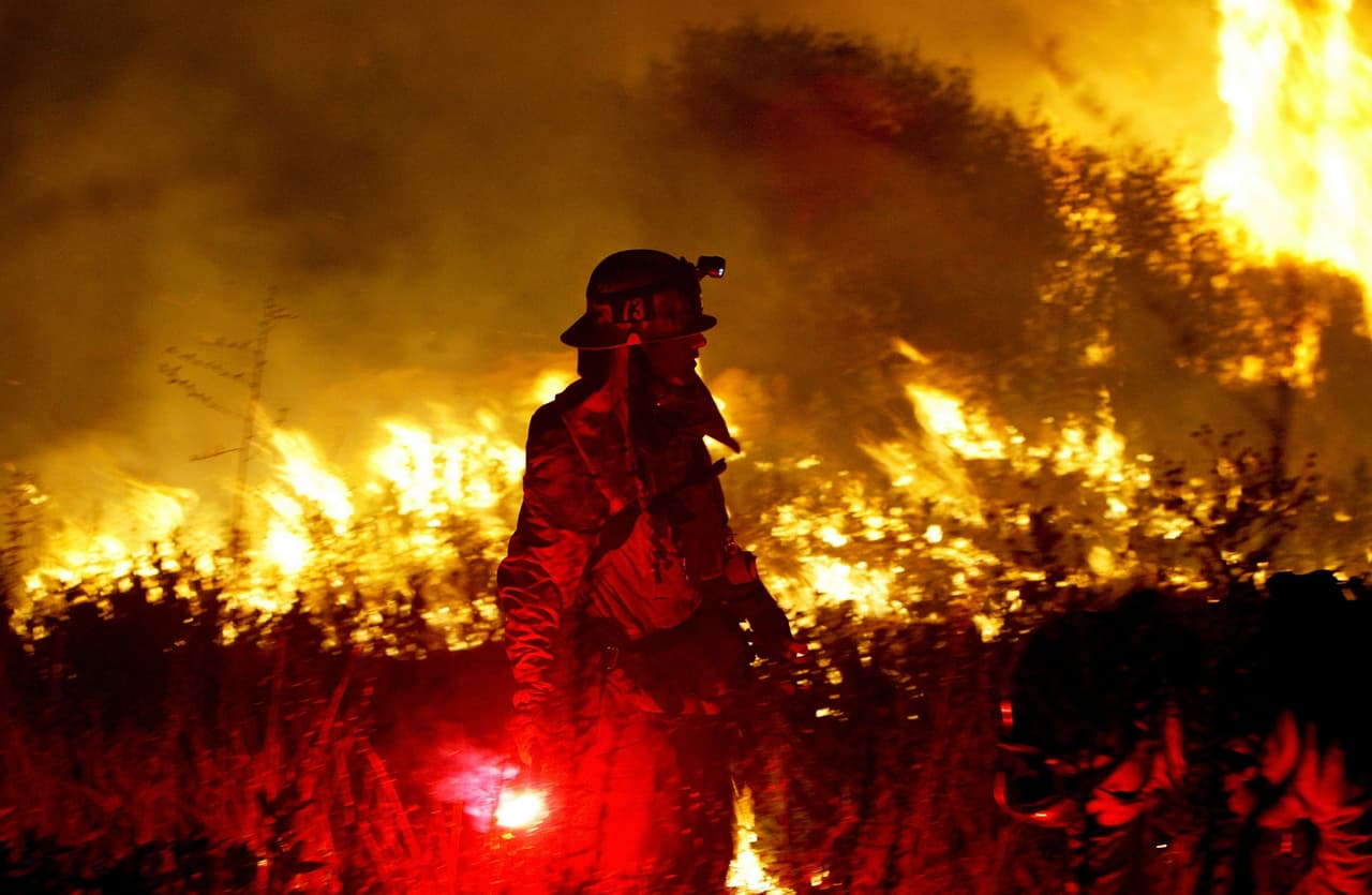 <b>CEDAR - </b>No cuenta con una fecha exacta en los registros, pero sí se sabe que se inició en octubre de 2003 y pudo ser contenido el 4 de noviembre. Este incendio es uno de los más destructivos al medio ambiente, ya que consumió 273,246 acres y destruyó 2,820 entre casas y edificios. El siniestro dejó un saldo de 
<b>15 personas fallecidas</b>, y la causa de éste fue negligencia humana.