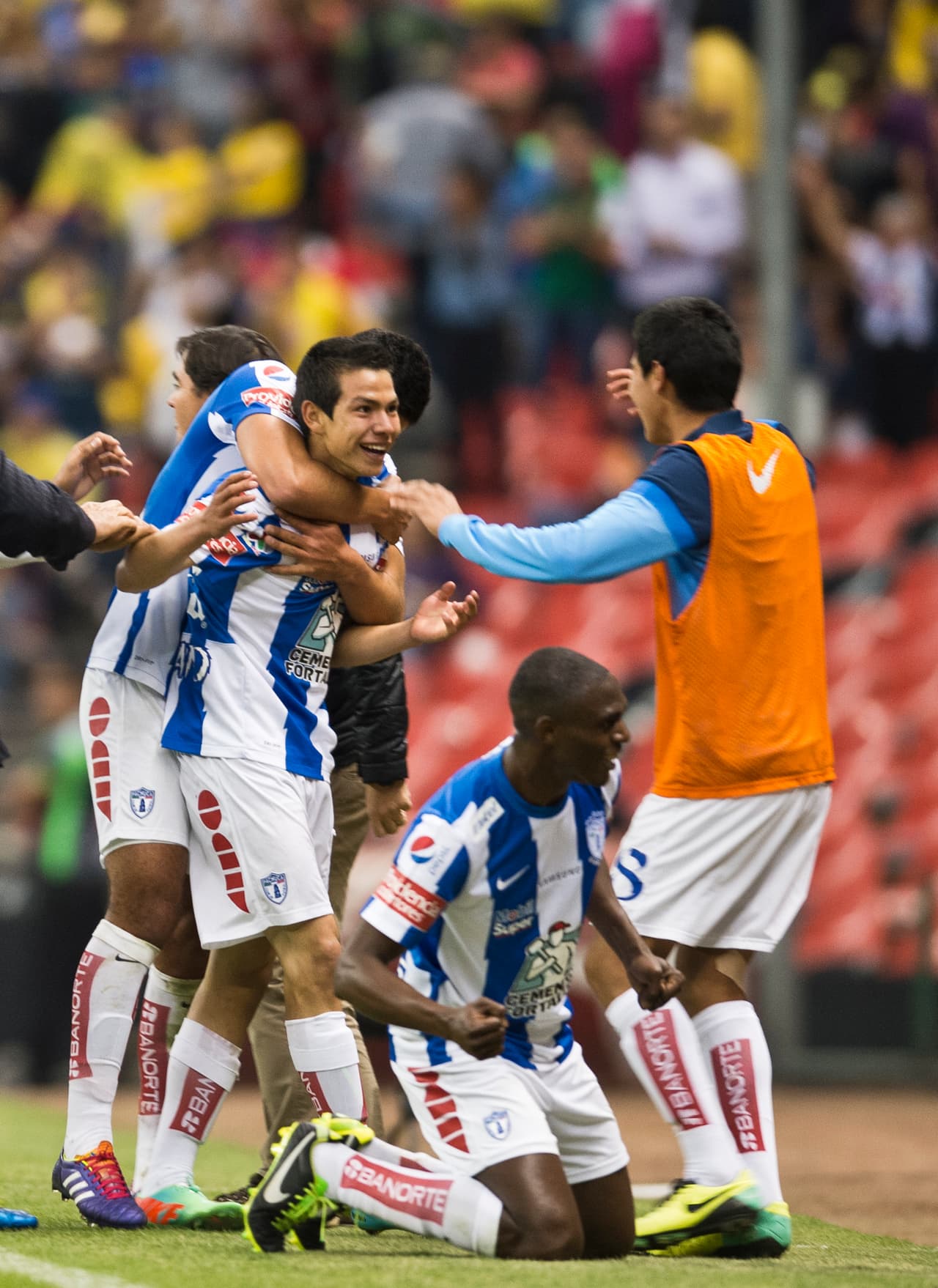 En su debut con los 'Tuzos' el 8 de febrero de 2014 demostró que está para cosas grandes: con 18 años, entró a falta de seis minutos para el final de un partido contra América y a un minuto del final marcó el 2-1 a favor en la cancha del Estadios Azteca. Soñado.